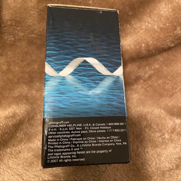 Pfaltzgraff 'Penguin Skaters' Salt & Pepper Shakers ~ Stoneware ~ NEW IN BOX! - Picture 6 of 9